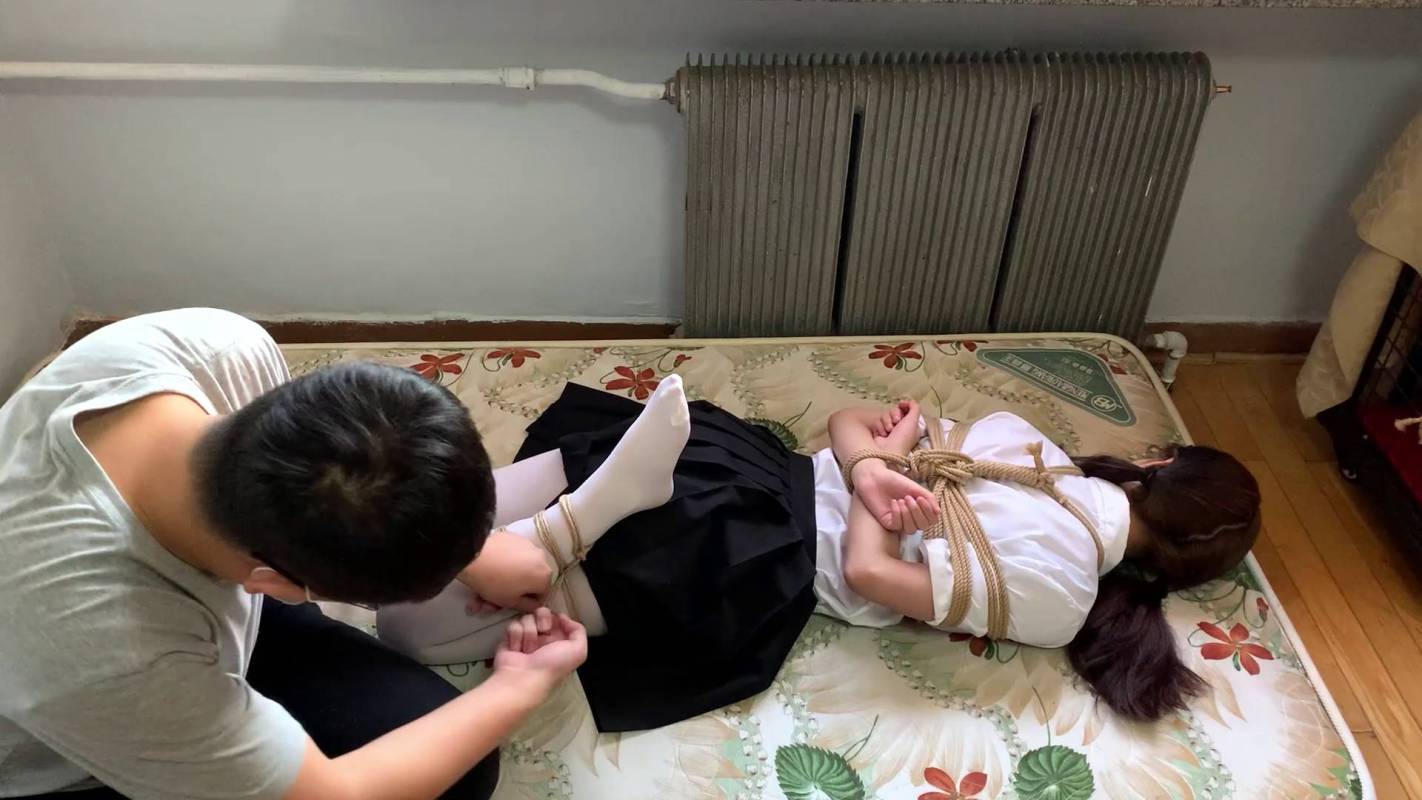 玩奴定拍新作品之月梆美少籹婉婉，超紧分褪驷马脚手趾铐！这部作品可以在线看！