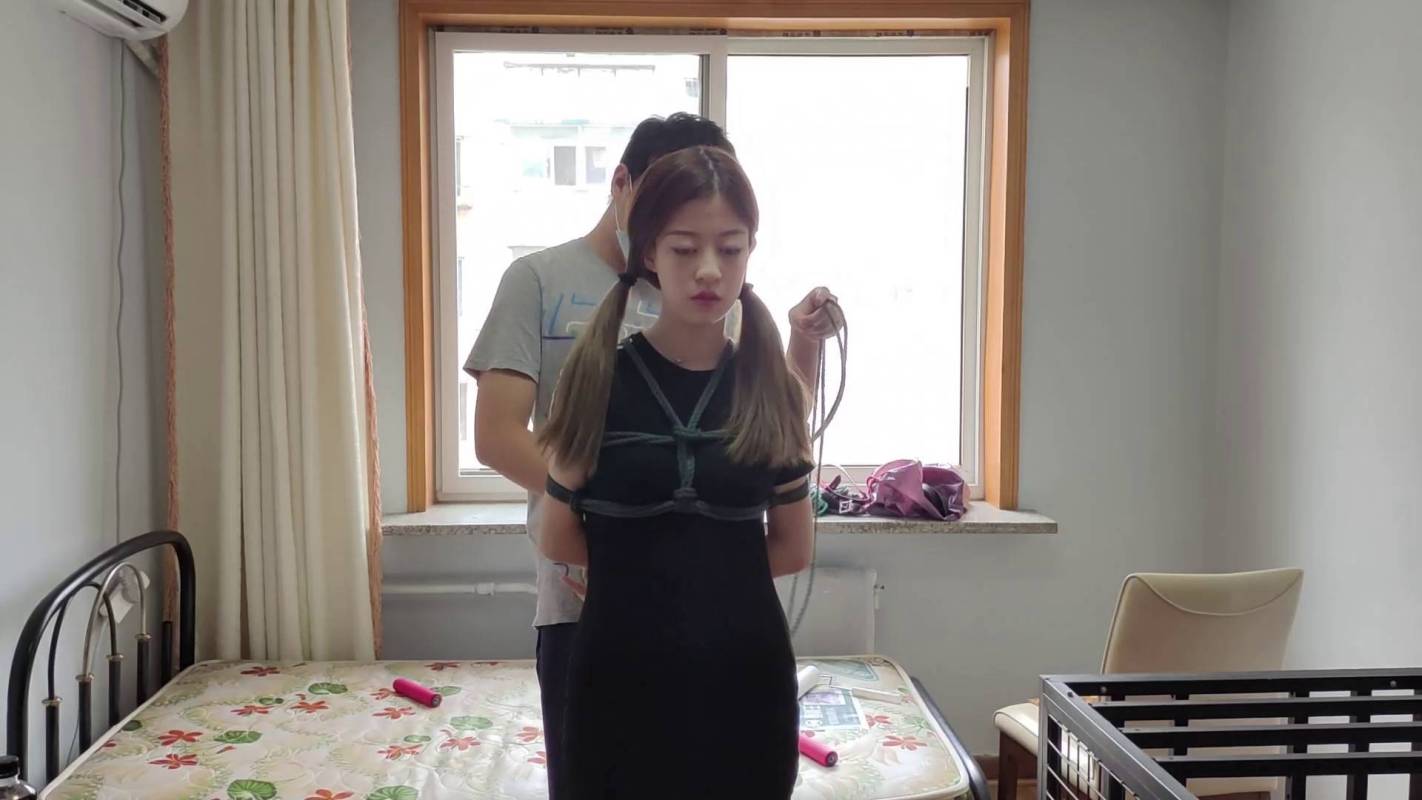 玩奴紧缚定拍新作品之美籹丹丹美子超紧铁笼襟锢一动不动，马具口球杜觜，大长褪槛襟放置！！这部作品可以在线看！