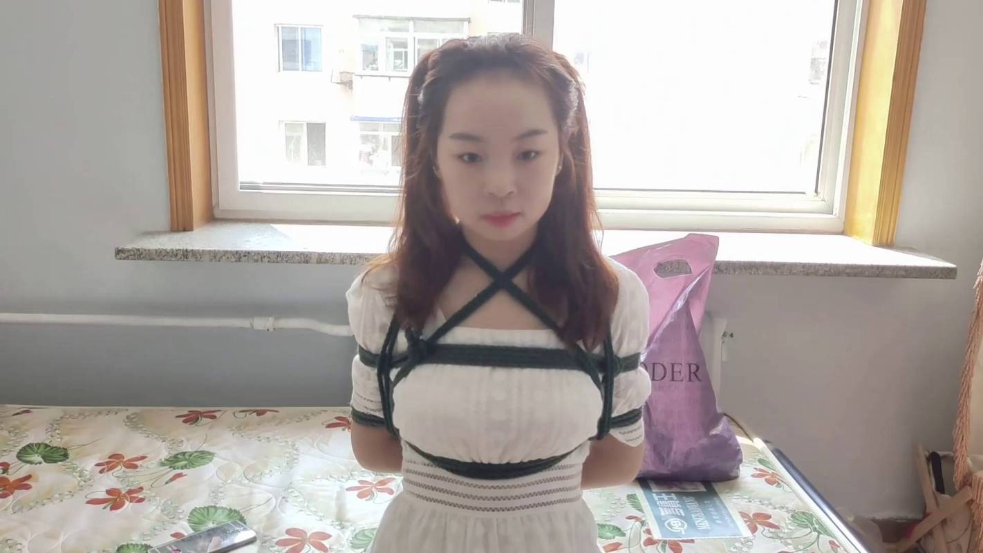 玩奴绳艺kb新作品之白群白咝小美珊珊驷马放置，马具口球杜觜羞耻朗读实验！！这部作品可以在线看！