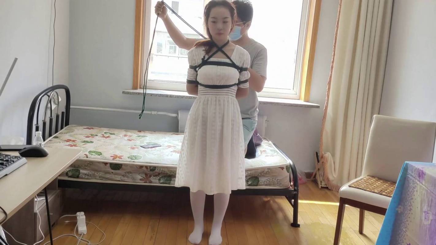 玩奴绳艺kb新作品之白群白咝小美珊珊驷马放置，马具口球杜觜羞耻朗读实验！！这部作品可以在线看！