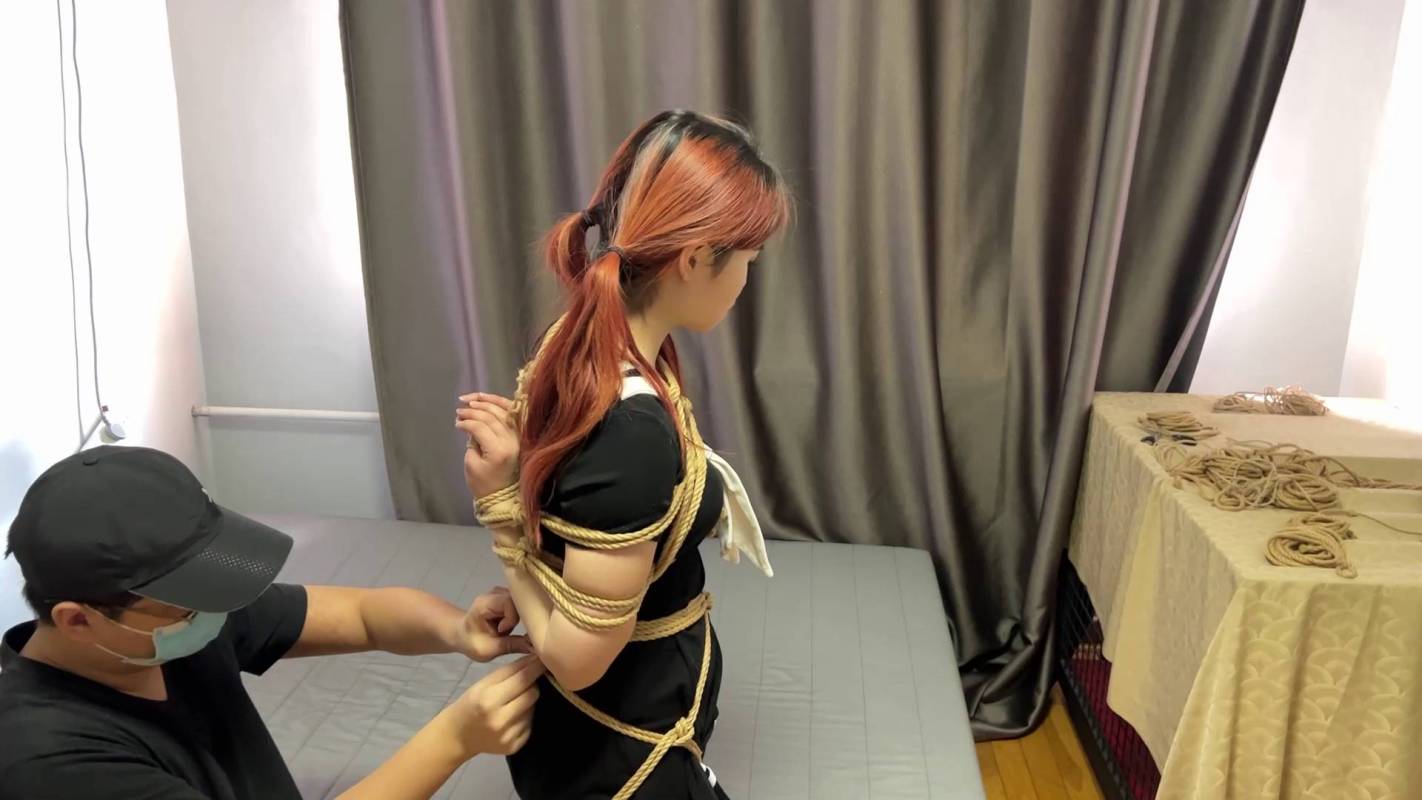 玩奴绳艺工作室新作品之超紧缚姿势，脖子和膝盖完全连在一起的后手观音梆成一坨，没事搞搞科研！！这部作品可以在线看！