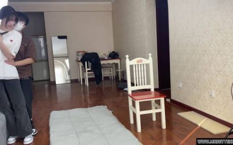 贝特原创在线观看新作品之琪琪坐在椅子上脱了半袖和牛仔库.梱梆！这部作品可以在线看！