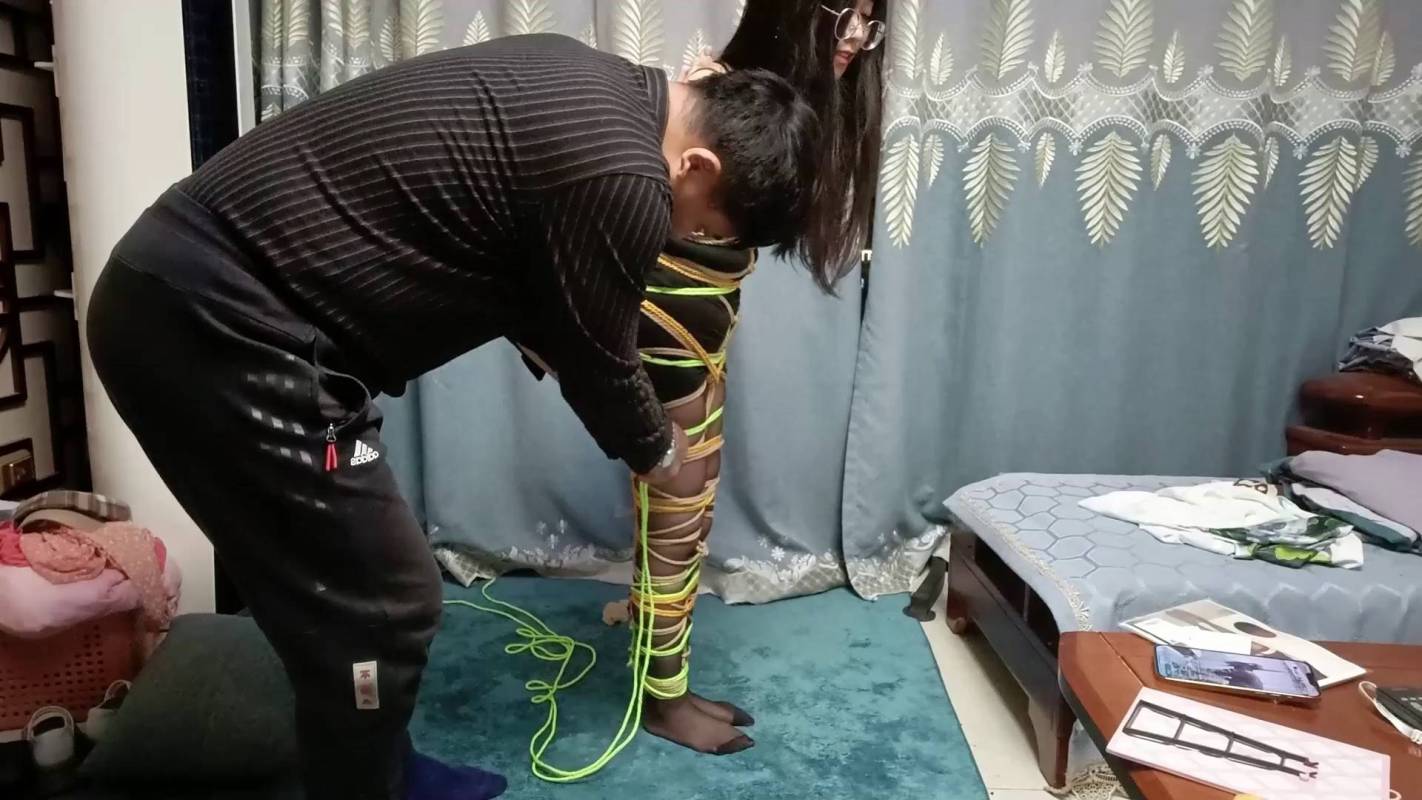 网友原创绳艺kb新作品之后手观音吊缚模特诗诗，直播中的定拍，后手观音缚，全身紧缚，吊缚，打屁股加滴蜡！这部作品可以在线看！