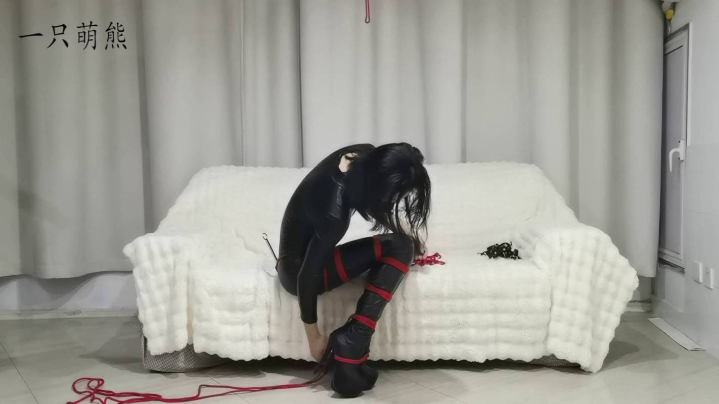 一只萌熊绳艺定拍新作品之吊褪驷马钢钩强制抬头自缚（加柜下强制低头）！这部作品可以在线看！