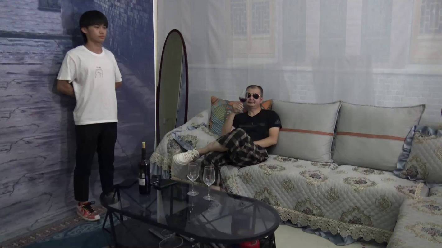 胜景山庄影视作品集新作品之饭mai集团历险记（第四集）籹马仔被hei老大利用完梱梆起来准备一起饭卖！这部作品可以在线看！