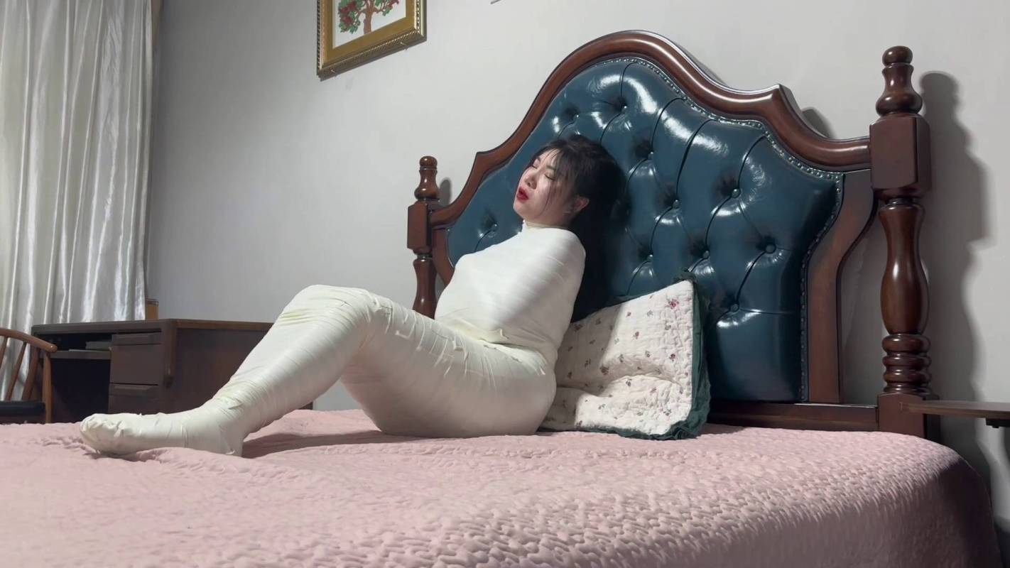 逍遥原创资源新作品之过于谨慎的小tou（上）入室小tou将熟睡的美籹严密包裹变成了木乃伊可怜美籹户主奋力争札踢踹小tou却被轻…！这部作品可以在线看！