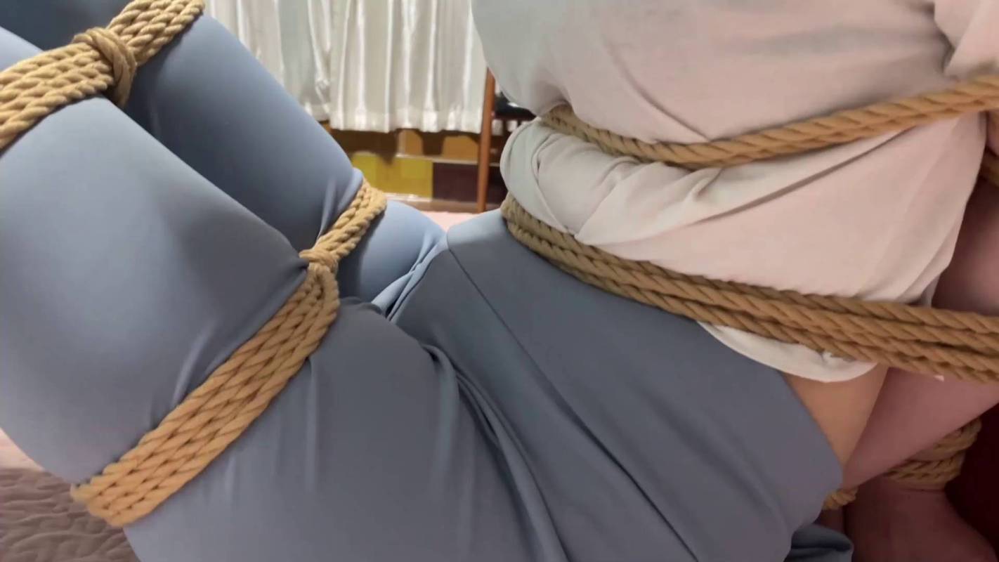 逍遥工作室定制视频新作品之瑜伽师生糟遇入室梆稼~小米（eva）欣欣（江涵）出演！这部作品可以在线看！