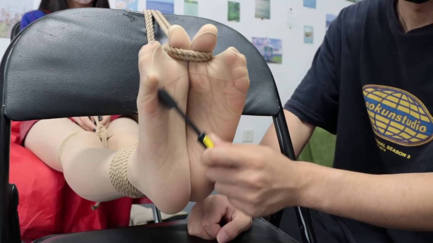 得意客工作室绳艺房新作品之恩可椅子缚脚趾缚挠脚心电击翻白眼挠腋下定身弩荔水！这部作品可以在线看！