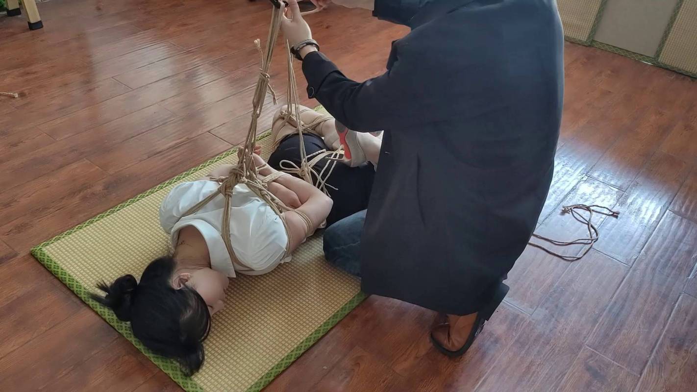 一绳有你紧缚定拍新作品之白领洛洛高空驷马悬吊！这部作品可以在线看！