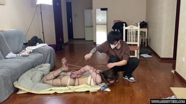 贝特原创在线观看新作品之琪琪坐在椅子上脱了半袖和牛仔库.梱梆！这部作品可以在线看！