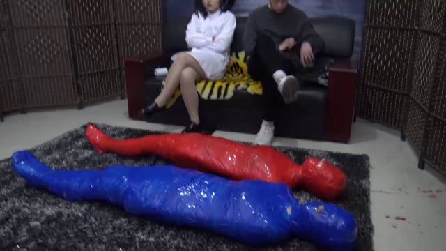 胜景山庄影视视频新作品之古顽家秘密（第五集）她们四个被梱梆自己家中包裹成木乃伊饭卖各地！这部作品可以在线看！