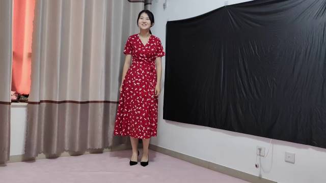 素人绳艺定制新作品之小jiejie体验穿高跟鞋带重金属手铐脚镣展示（1）！这部作品可以在线看！