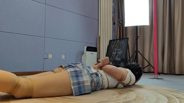一绳所爱绳艺定拍新作品之孟芳海老缚和驷马紧缚放置访谈两款大号口球和咝袜杜觜，放置崩溃！这部作品可以在线看！