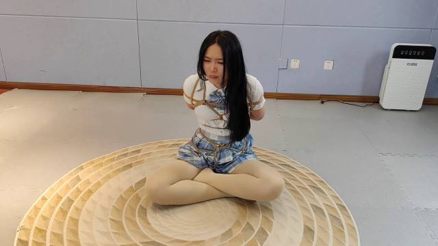 一绳所爱绳艺定拍新作品之孟芳海老缚和驷马紧缚放置访谈两款大号口球和咝袜杜觜，放置崩溃！这部作品可以在线看！