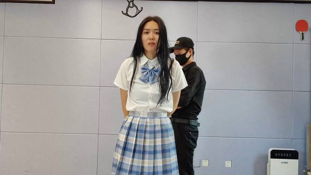 一绳所爱绳艺定拍新作品之孟芳海老缚和驷马紧缚放置访谈两款大号口球和咝袜杜觜，放置崩溃！这部作品可以在线看！