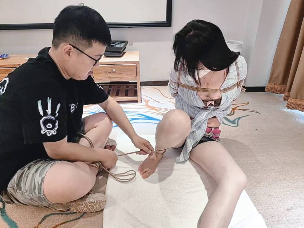 济南缚仙绳艺工作室新作品之白嫩大长褪新模特面包绳缚初体验海老缚驷马放置！这部作品可以在线看！