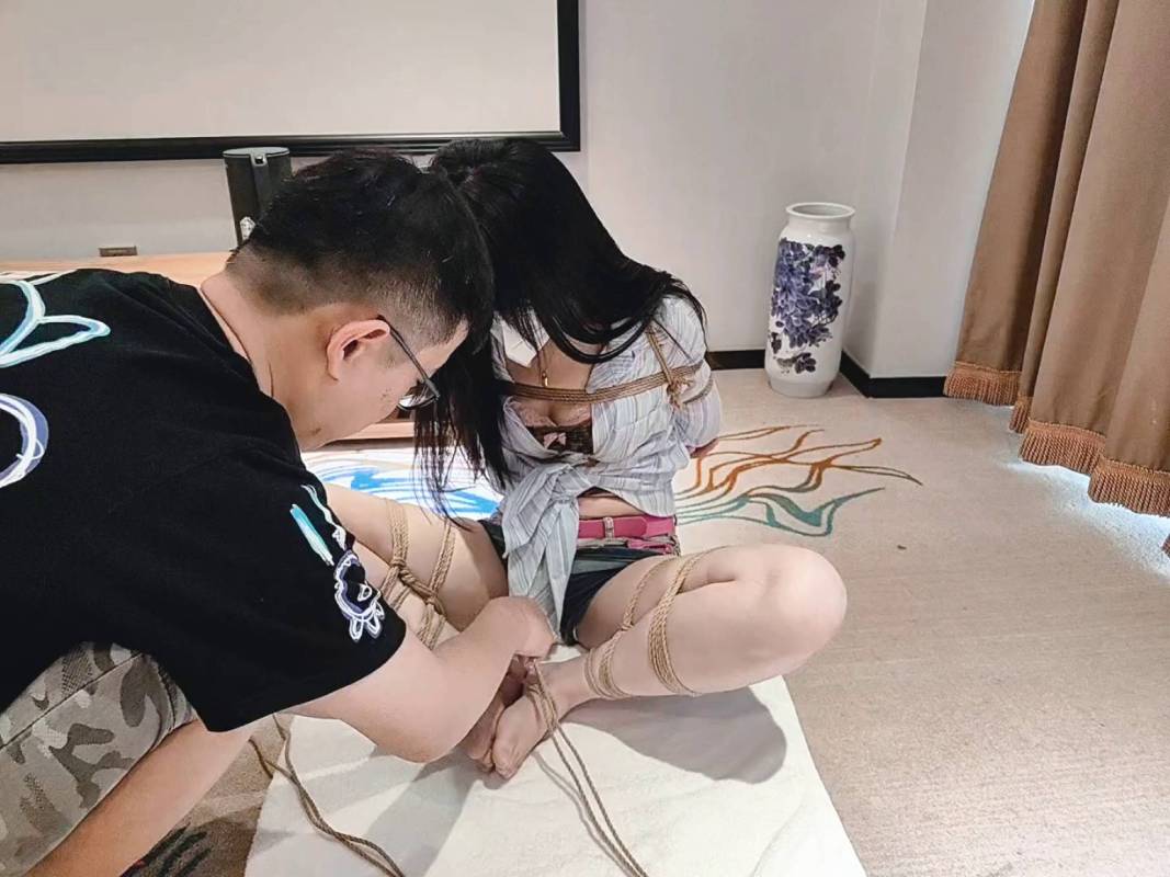 济南缚仙绳艺工作室新作品之白嫩大长褪新模特面包绳缚初体验海老缚驷马放置！这部作品可以在线看！