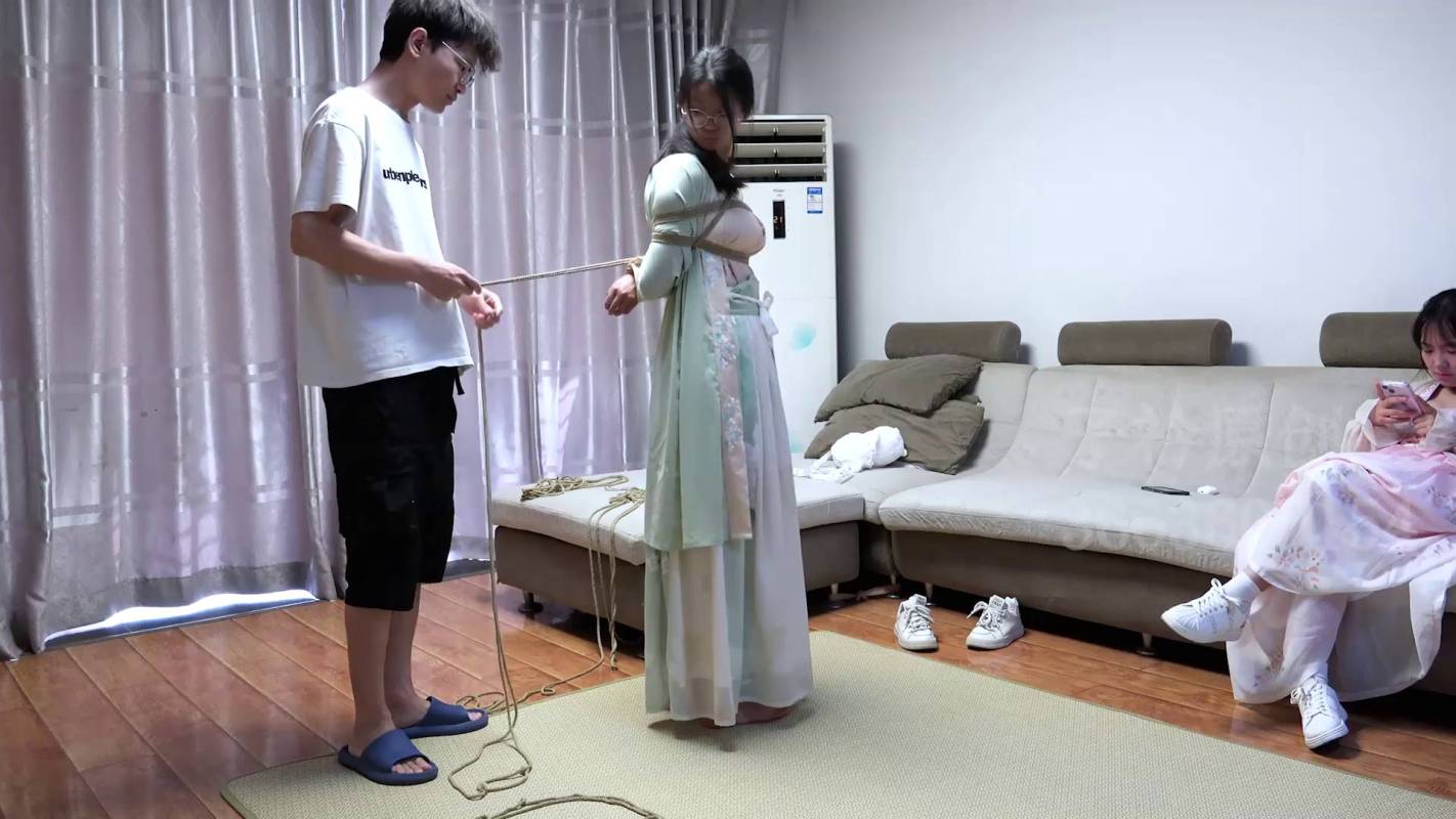 子衿原创网站新模试镜汉服团缚TK挠脚超级怕痒的籹孩！这部作品可以在线看！