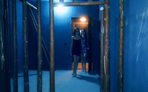 胜景山庄最新影视新作品之馅入魔窟的卧底（第一集）两籹特井为了接触核心不得.陪籹老大顽梱梆游戏，最终卧底身份被暴露，糟到籹…！这部作品可以在线看！