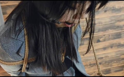 逍遥原创紧缚捆绑新作品之小苏反梆吊缚褪缚口球流很多口水罚站！这部作品可以在线看！