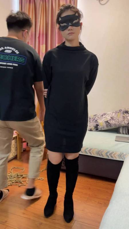 zhangyang紧缚国产绳艺作品展新作品之洋洋身着黑涩tao装肉涩咝袜被日式梱梆戴口环调教！这部作品可以在线看！