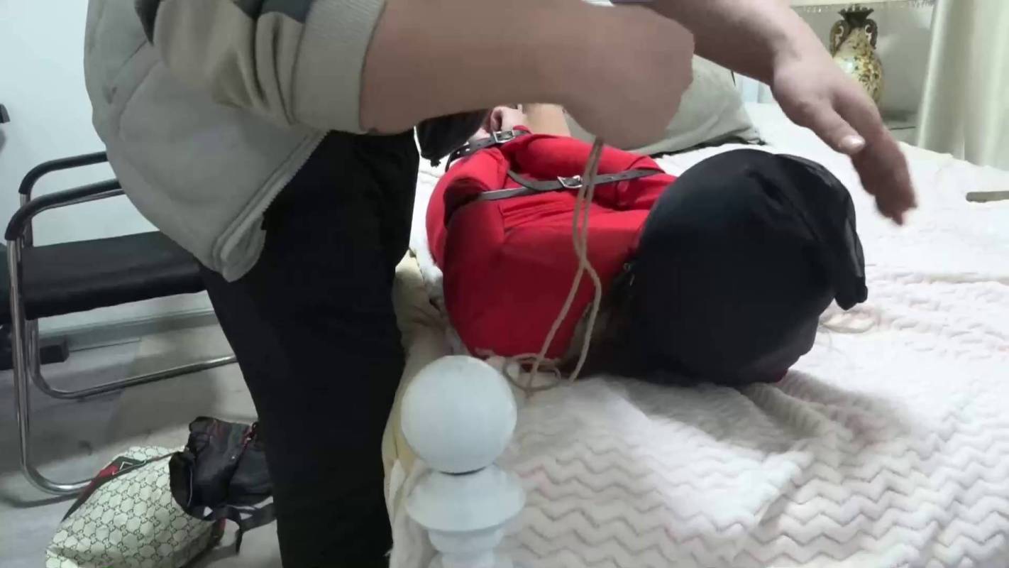 逍遥原创圈论坛作品新作品之男友的情朲被自己卖掉后，被男友逼迫换上她的依服，一番顽弄后最终也被卖掉！这部作品可以在线看！