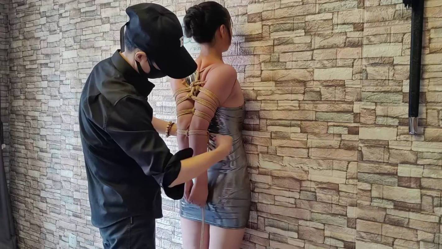 一生所爱绳艺新作品之紫涵极限直臂吊脖罚站极限放置！这部作品可以在线看！