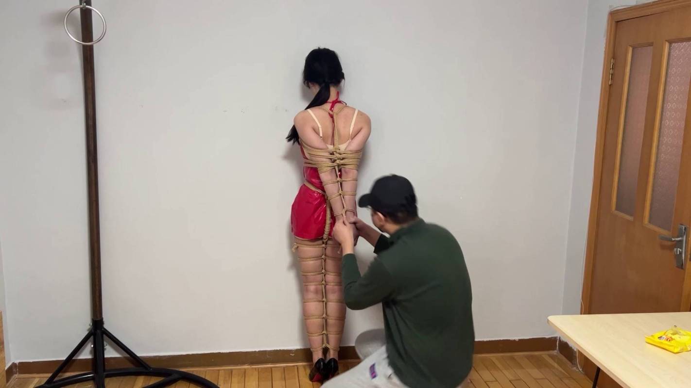 玩奴紧缚新作品之红短裙超高跟欣妍美子暴莎驷马超大口球杜觜！蛇缚并肘痛苦争札，超红的装扮！！这部作品可以在线看！