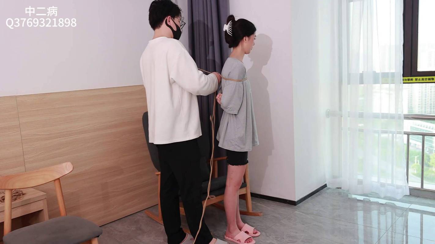 中二病绳艺紧缚新作品之爱丽西娅首次露脸，体验绳缚驷马，脚趾铐！这部作品可以在线看！