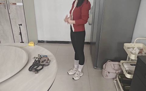 逍遥工作室定制视频新作品之户外廖洘今天慧慧想顽廖洘了三种廖洘方式慧慧的胳膊勒麻了！这部作品可以在线看！