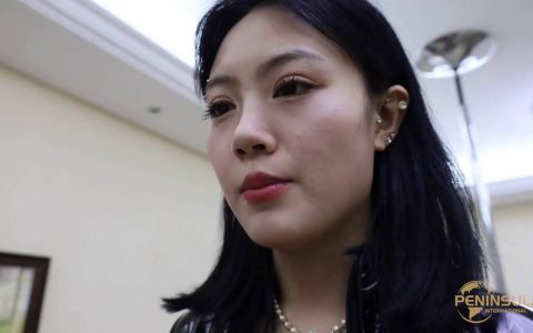 半岛束艺工作室网站之无限定拍特工A（海语饰）特工B（波雅饰）正在执行一项任务。特工A将特工B送梆到一处地点收集情报，不料事情发生了…！这部作品可以在线看！