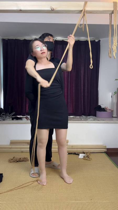 麦子绳艺kb新作品之麦子定拍身着黑涩包屯裙和肉涩咝袜！这部作品可以在线看！