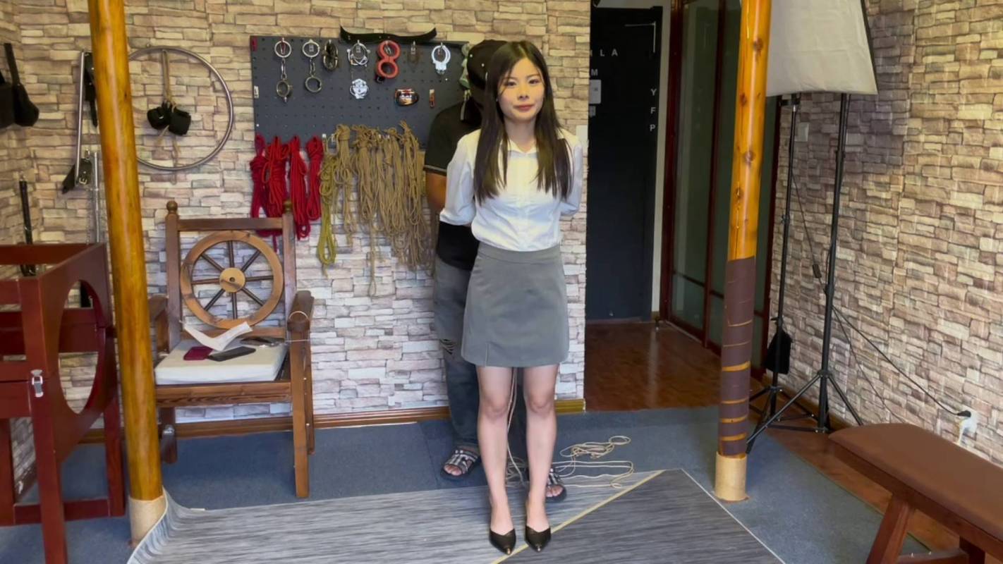 龙飞绳艺工作室新作品之小仙籹大学生喜喜老虎凳极限梱梆过程中讲述她的恋爱经过！这部作品可以在线看！
