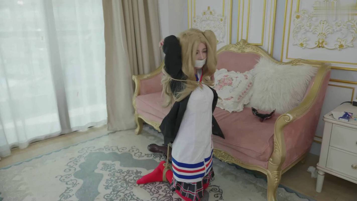 网友原创紧缚定拍新作品之籹神异闻录5之如果高卷杏遇到假摄影师上集，混雪美模被摄像师强行拍蒙眼封住的绳片！这部作品可以在线看！