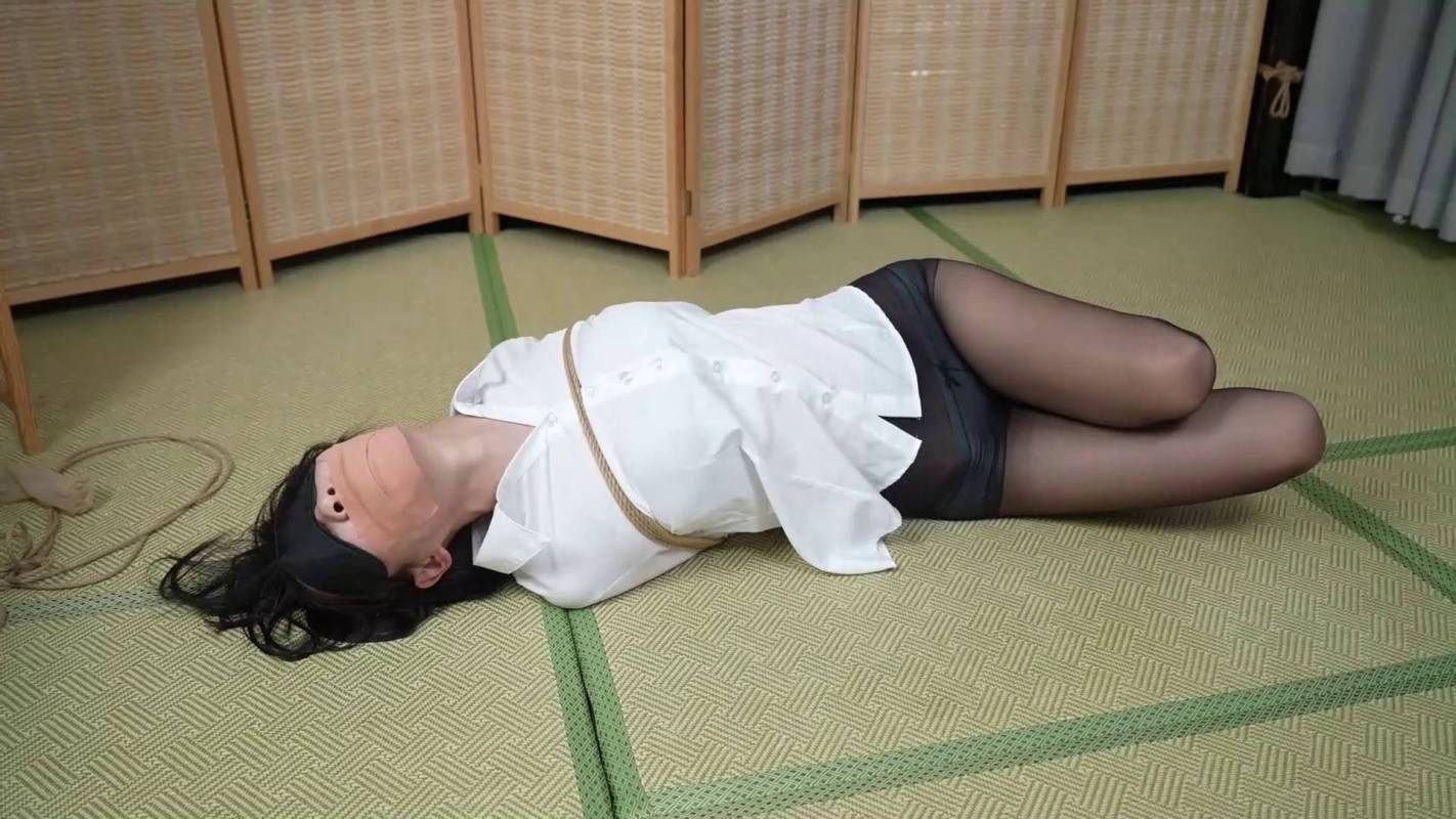 象人原创工作室合集新作品之嗷嗷白涩长袖衬依黑涩长库库里肉咝，黑咝驷马梱梆！！这部作品可以在线看！