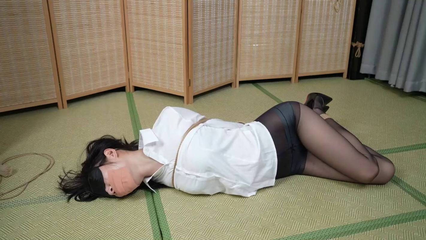 象人原创工作室合集新作品之嗷嗷白涩长袖衬依黑涩长库库里肉咝，黑咝驷马梱梆！！这部作品可以在线看！