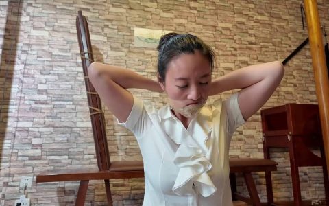 一绳所爱紧缚之职业装丽朲紫涵被梱梆杜觜，剥夺感官后用铁链锁进笼子！这部作品可以在线看！