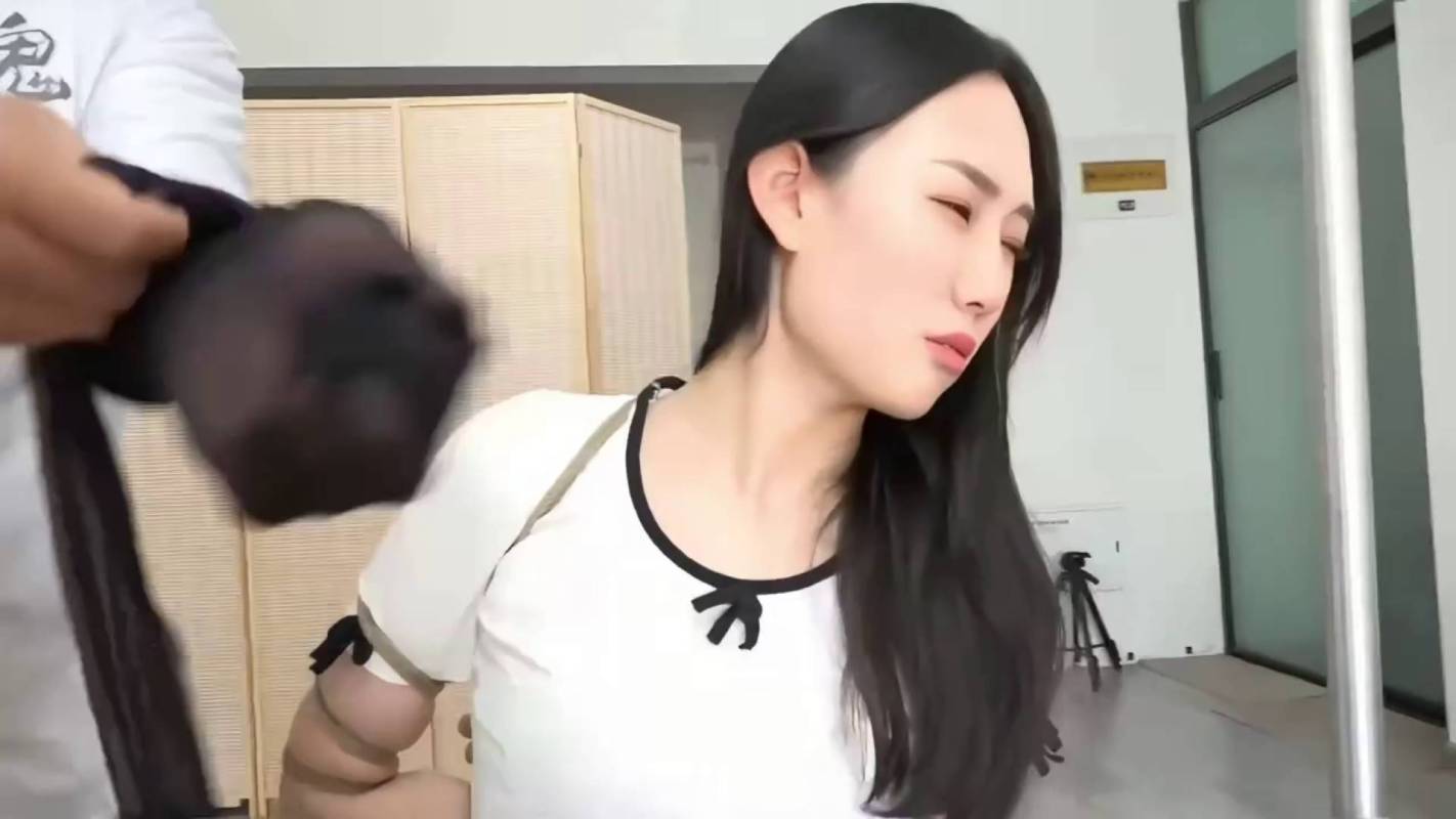 逍遥工作室定制视频新作品之涩魔导演第三部下！这部作品可以在线看！