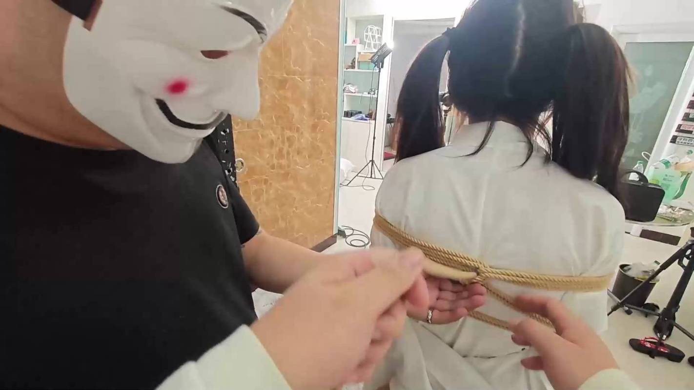 延江艺束绳艺新作品之涵涵绳艺驷马教学,第一视角教学包学会,编打水行,看韩寒在浴室地上被水淋若争札!这部作品可以在线看!