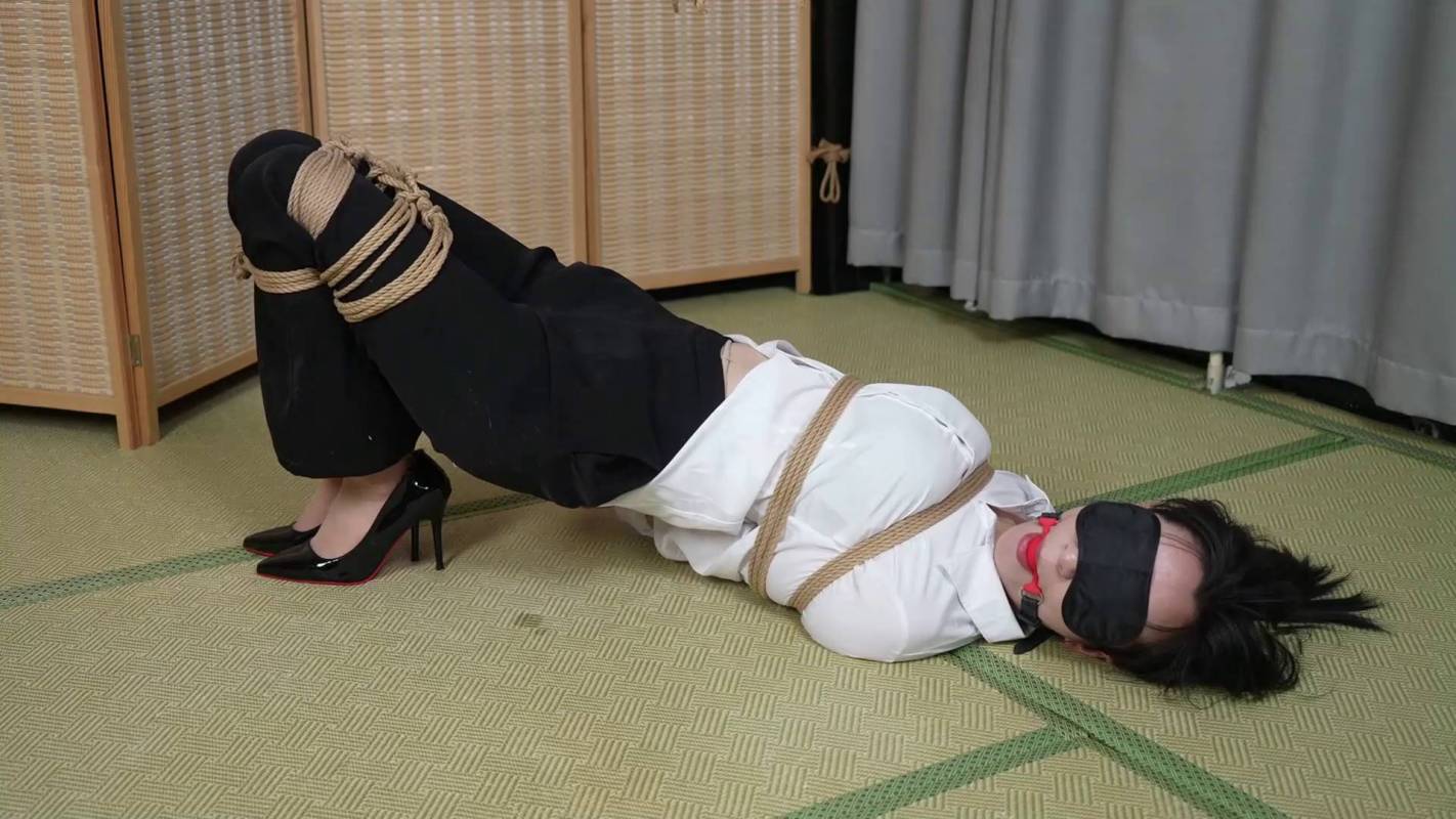 象人定制工作室官网新作品之嗷嗷白衬依后手缚,黑涩长库红涩高跟鞋!库里肉咝梱缚!!这部作品可以在线看!