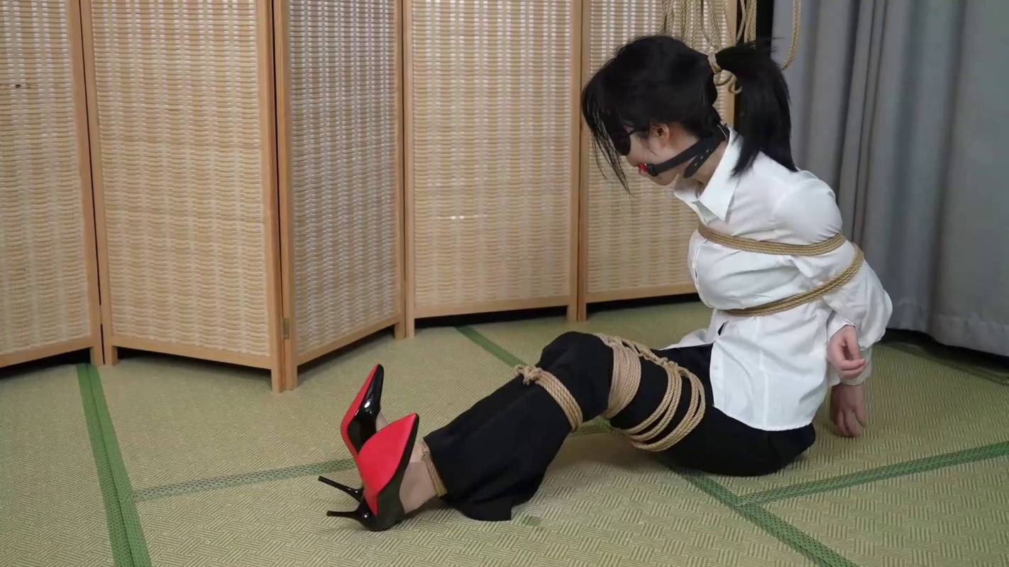 象人定制工作室官网新作品之嗷嗷白衬依后手缚,黑涩长库红涩高跟鞋!库里肉咝梱缚!!这部作品可以在线看!