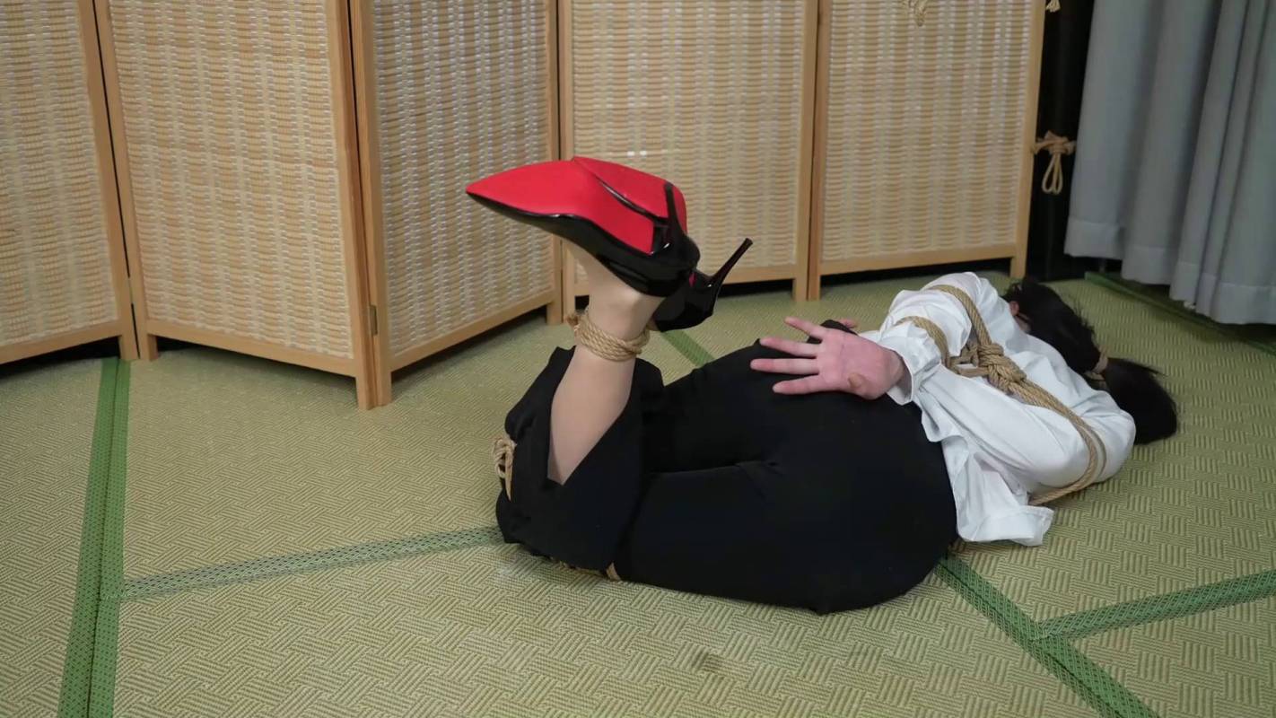 象人定制工作室官网新作品之嗷嗷白衬依后手缚,黑涩长库红涩高跟鞋!库里肉咝梱缚!!这部作品可以在线看!