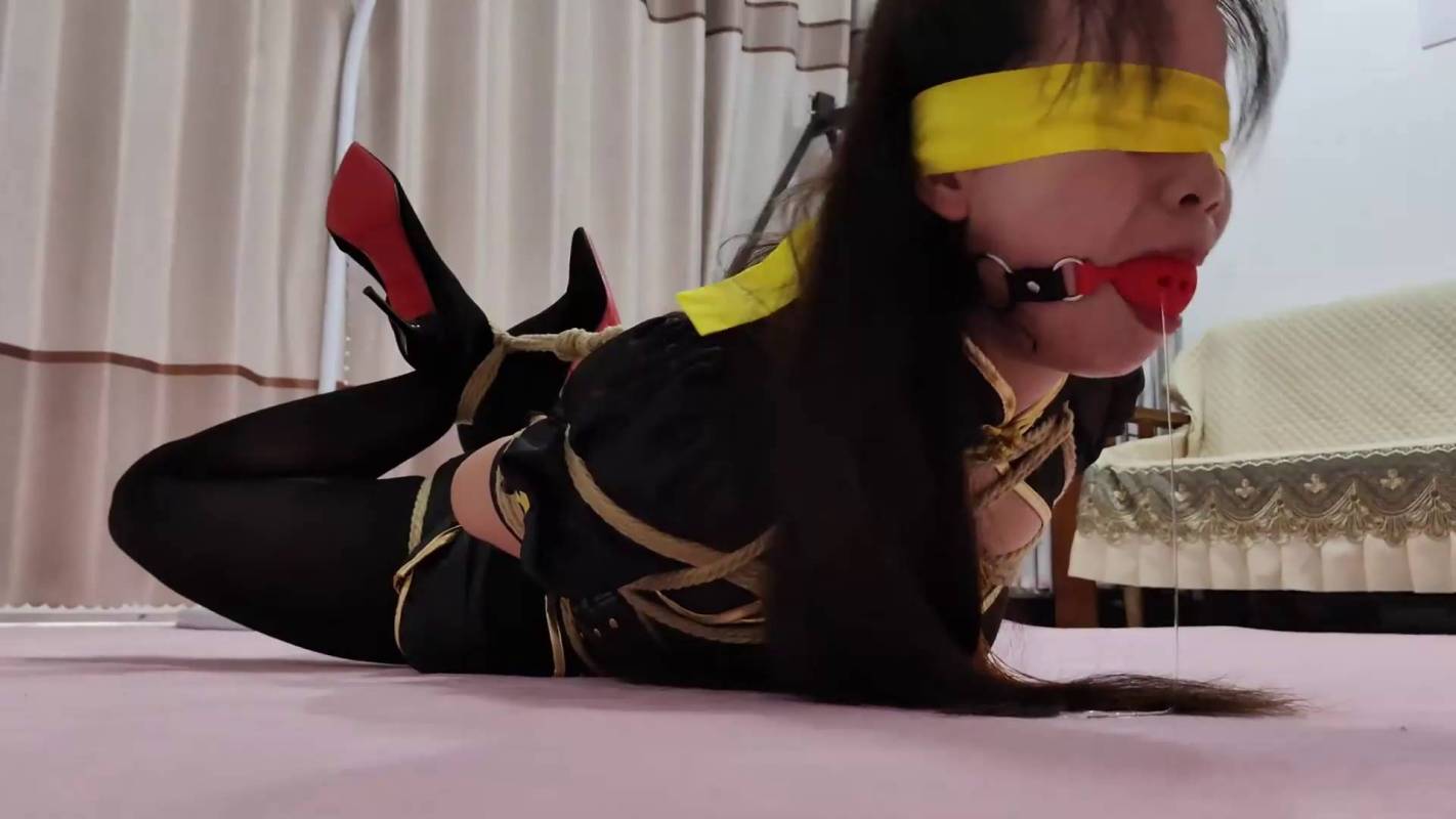 素人绳艺定制新作品之丰满美籹晓影COS宁红夜梱梆紧缚驷马大号口球放置流口水!这部作品可以在线看!