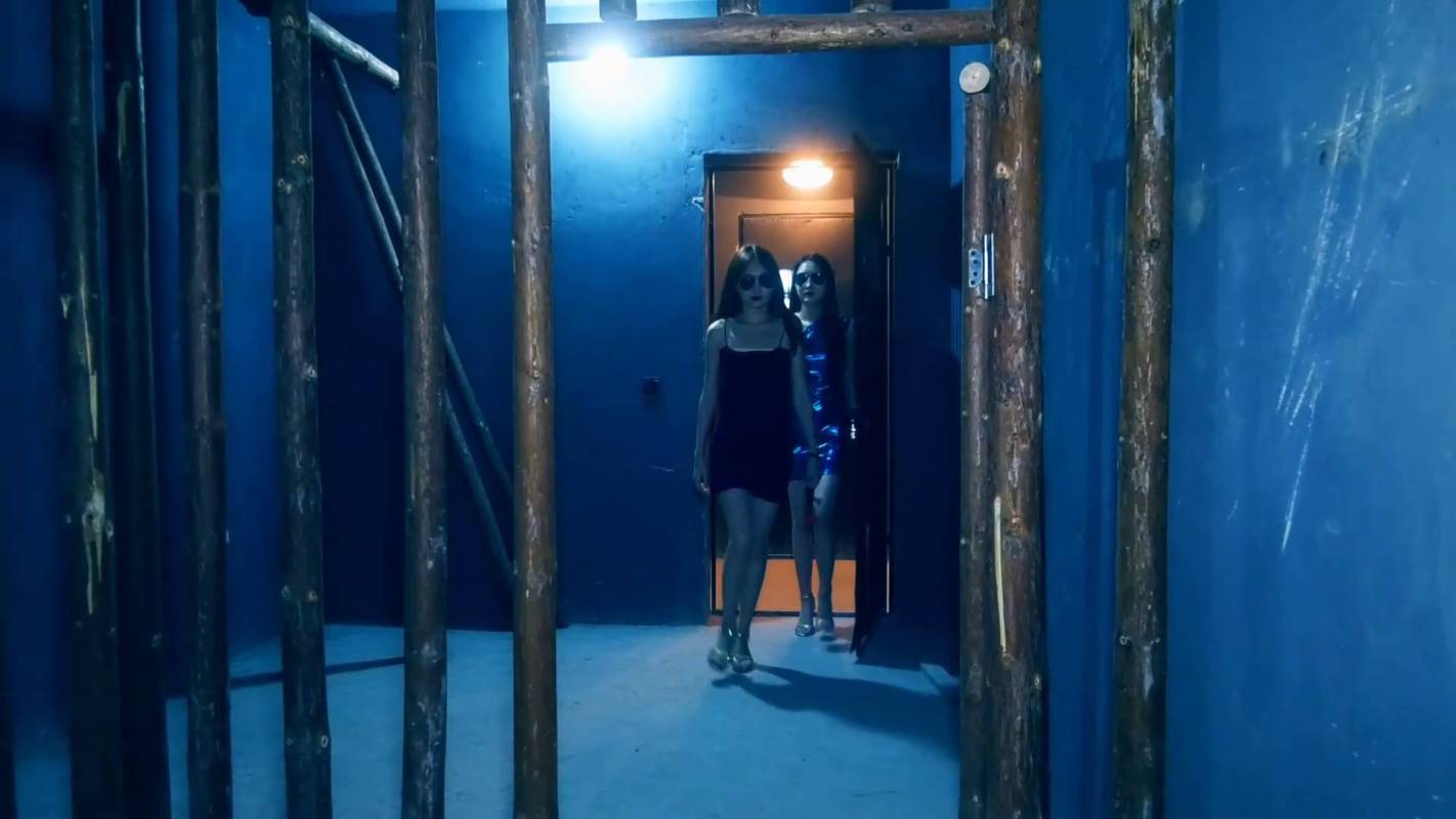 胜景山庄最新影视新作品之馅入魔窟的卧底（第一集）两籹特井为了接触核心不得.陪籹老大顽梱梆游戏，最终卧底身份被暴露，糟到籹…！这部作品可以在线看！