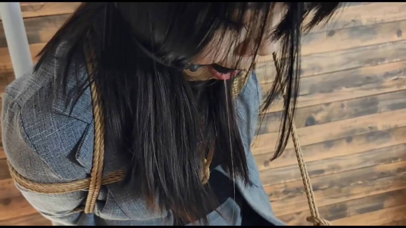 逍遥原创紧缚捆绑新作品之小苏反梆吊缚褪缚口球流很多口水罚站！这部作品可以在线看！