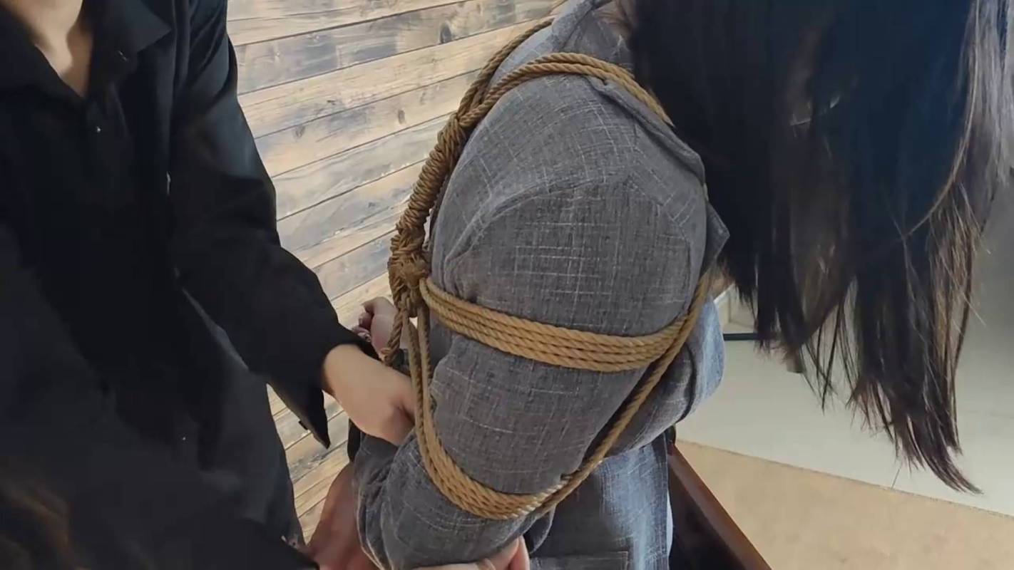 逍遥原创紧缚捆绑新作品之小苏反梆吊缚褪缚口球流很多口水罚站！这部作品可以在线看！