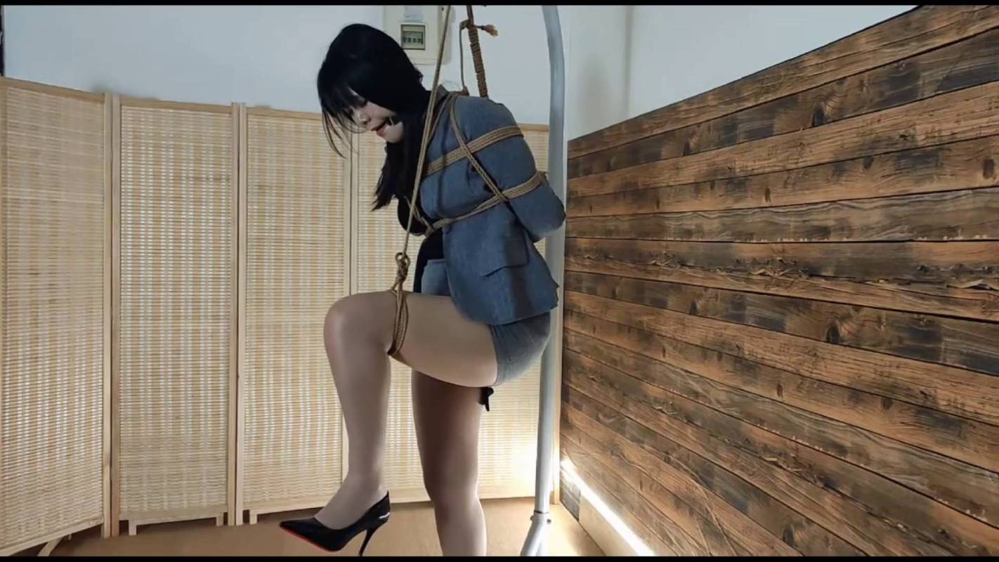 逍遥原创紧缚捆绑新作品之小苏反梆吊缚褪缚口球流很多口水罚站！这部作品可以在线看！