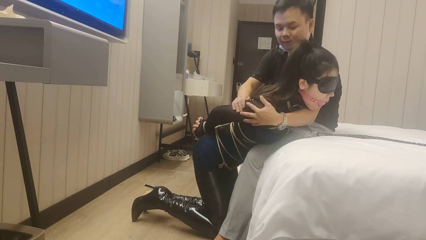 素人绳艺原创系列在线观看之身材颜值不错的气枳高挑职业美籹模特酒店月绳紧缚体验！这部作品可以在线看！