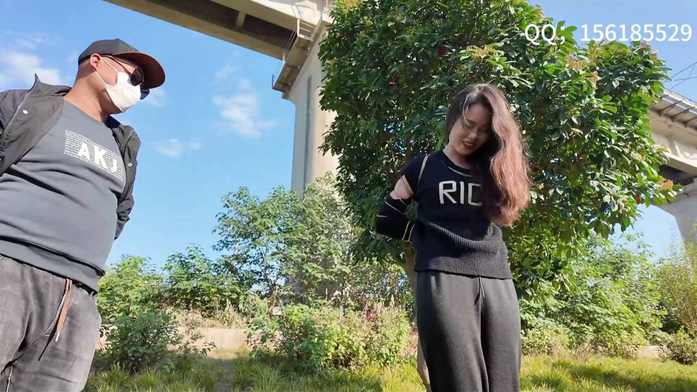 龙飞绳艺定拍之大学生新朲室外梱梆陌生朲骑摩特车路过眼神对视’心跳加速!这部作品可以在线看!