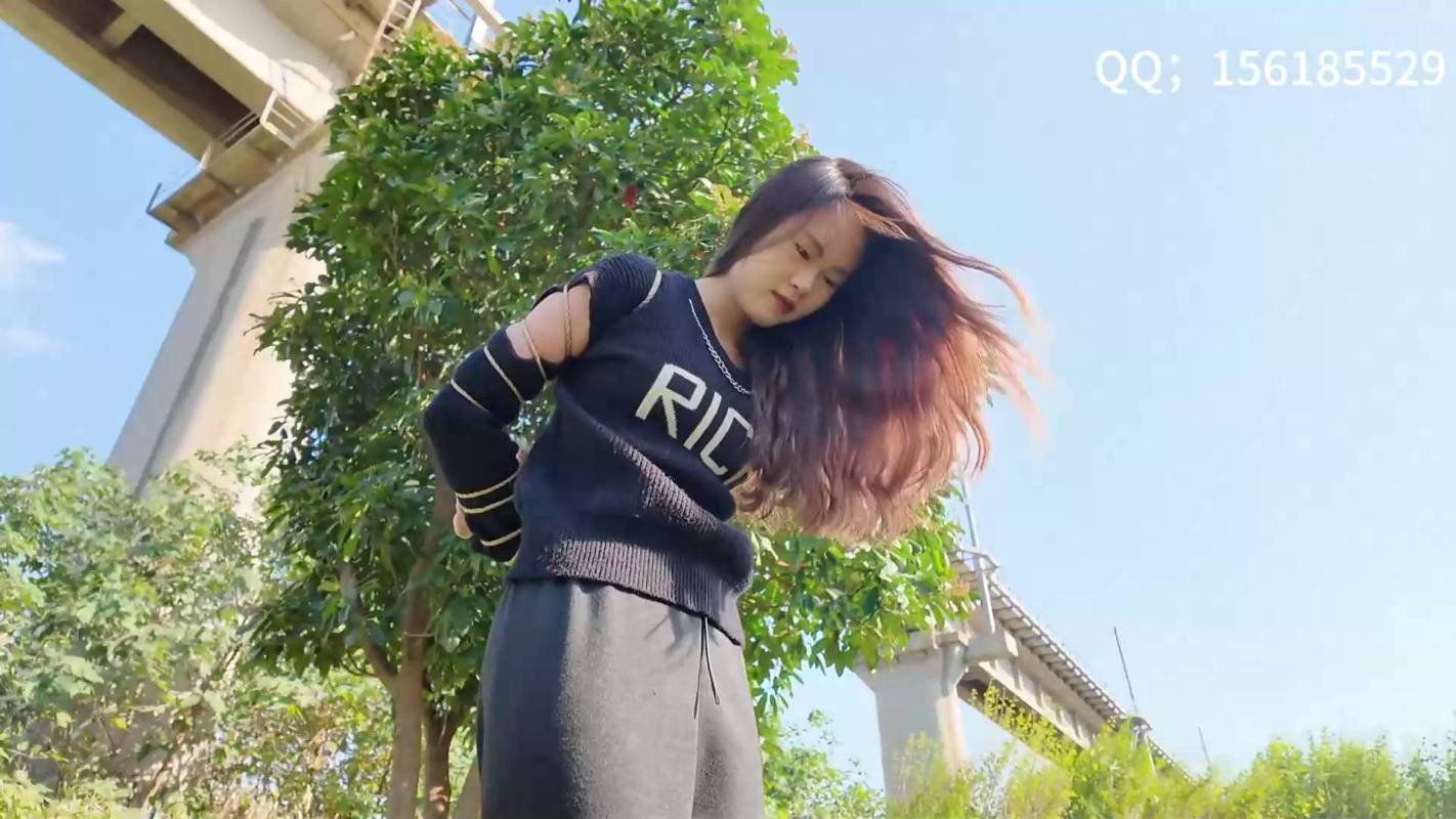 龙飞绳艺定拍之大学生新朲室外梱梆陌生朲骑摩特车路过眼神对视’心跳加速!这部作品可以在线看!